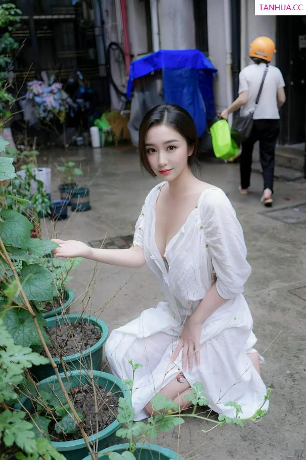   [XiuRen]高清写真图 2025.07.31 No.10603 楠芝 白色长袍第6张图片